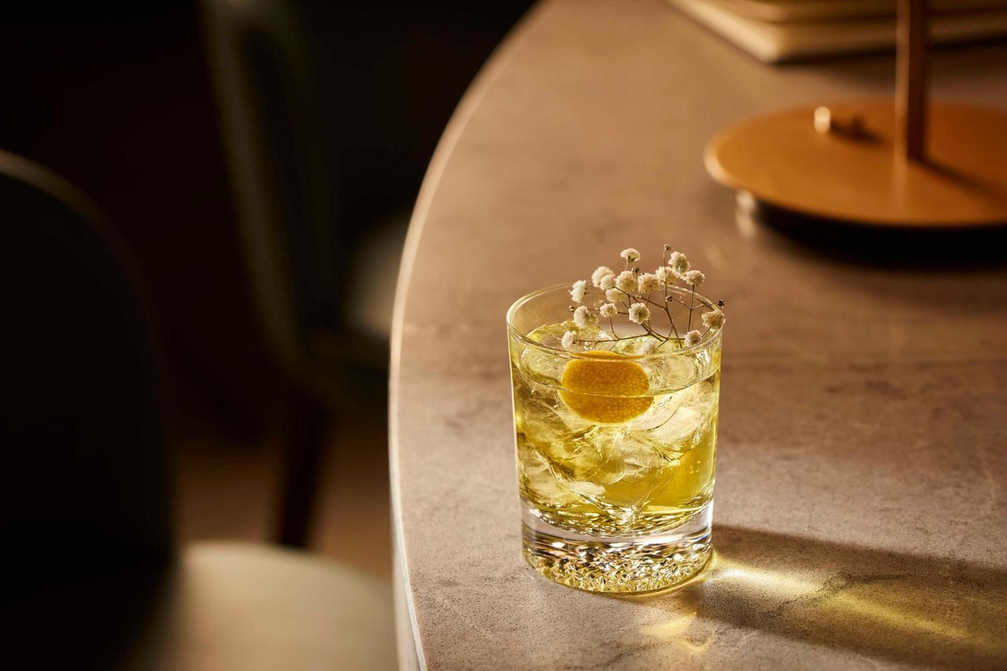 Nh Collection Helsinki Grand Hansa Buitenkant foto A glass of Old Fashioned