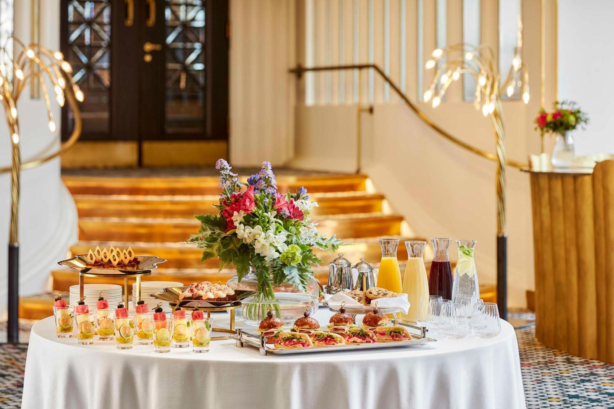 Nh Collection Helsinki Grand Hansa Buitenkant foto A buffet at the entrance of the National Museum of Finland